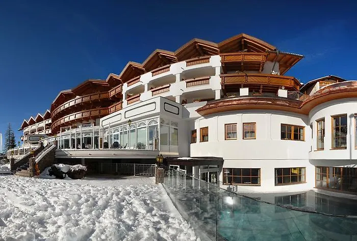 Alloggi di Lusso a Hotel Obereggen: Confort e Natura nelle Dolomiti