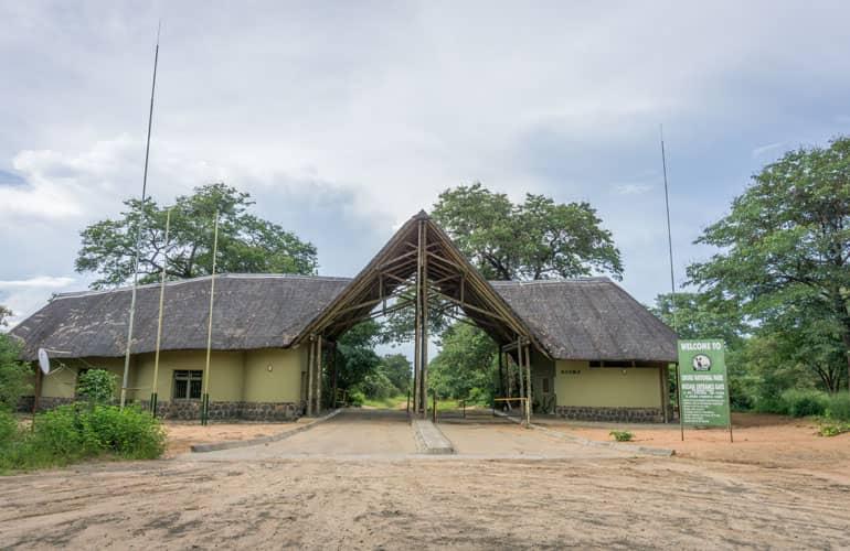 L'edificio d'ingresso del Parco Nazionale Chobe con il suo tetto di legno e verde chiaro.