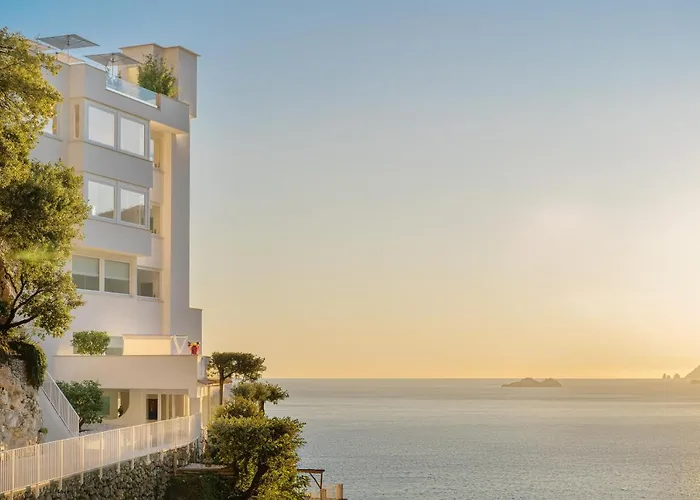 Benvenuti al Due Golfi Hotel Sorrento: Ospitalità di Qualità in una Posizione Incantevole