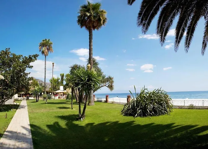 Scopri il Comfort dei Hotel 4 Stelle a Taormina per una Vacanza da Sogno